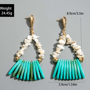 Vista detallada de pendientes boho con piedras blancas y cuentas turquesas, 8,9 cm
