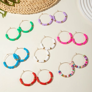 Set di orecchini a cerchio bohémien con perline heishi colorate in sette stili estivi