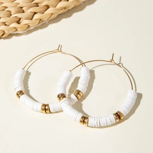 Orecchini a cerchio dorati boho con perline bianche in argilla polimerica stile naturale