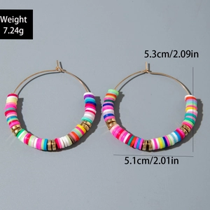 Dettaglio di orecchini a cerchio bohémien con perline heishi colorate e altezza 5,3 cm
