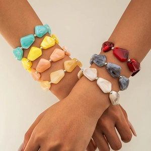 Détail de bracelets bohèmes en acrylique irrégulier avec des textures marbrées