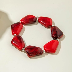 Détails des perles acryliques marbrées rouges bohèmes et séparateurs argentés du bracelet