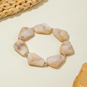 Bracelet bohème en perles acryliques irrégulières à texture marbrée sur fond naturel