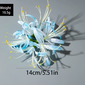 Vue détaillée de dessus d'une fleur artificielle en polyester 3D bleu et blanc de 14cm