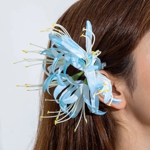 Détail d'une pince à cheveux fleur en soie bleue imprimée en 3D sur un mannequin