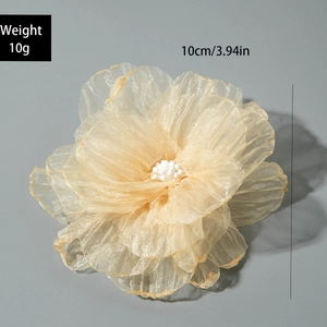 Détail fleur d'organza champagne 10cm avec étamines en perles et bordures dorées