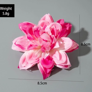 Détail de la fleur en tissu imprimé 3D dégradé rose de 8,5 cm pour accessoires cheveux