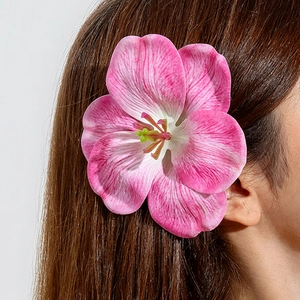 Gros plan détaillé d'une pince à cheveux fleur rose imprimée en 3D sur cheveux bruns