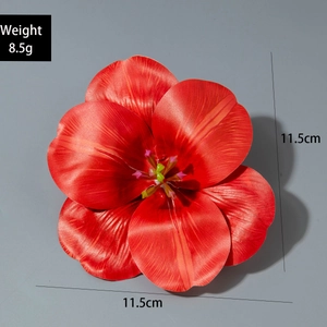 Vue détaillée d'une fleur en tissu rouge 3D de 11,5 cm pour pince à cheveux, 8,5g