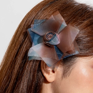Vue détaillée de la pince à cheveux fleur 3D en polyester avec maille dégradée multicouche