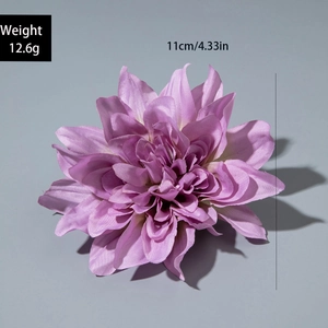 Détail d'une fleur de dahlia en polyester 3D de 11 cm avec pétales dégradés en couches