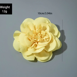 Détail d'accessoire cheveux fleur jaune 3D de 10 cm de diamètre pesant 12 g