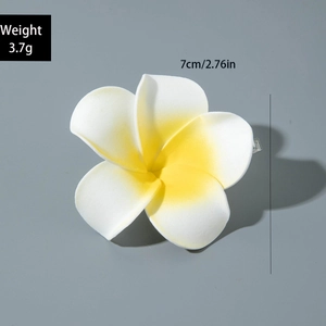 Détail d'une fleur de frangipanier imprimée en 3D, diamètre 7cm avec pince métal