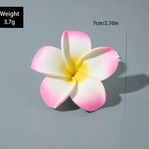 Détail de la pince à cheveux frangipanier 3D de 7cm montrant les dimensions et 3,7g
