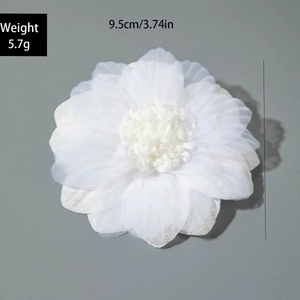 Vue détaillée d'un accessoire cheveux fleur 3D blanche de 9,5 cm de diamètre et 5,7 g
