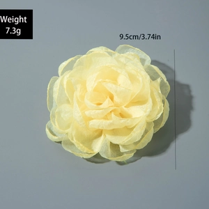 Détail d'une fleur en tissu imprimée 3D de 9,5 cm de diamètre et 7,3 g de poids