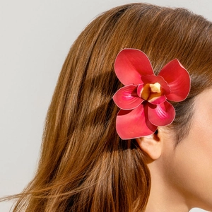 Vue détaillée d'une pince à cheveux orchidée rouge imprimée en 3D sur un modèle pour l'été