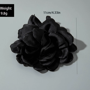 Détail d'accessoire fleur 3D noire en soie de 11cm affichant le poids de 9,8g et la taille