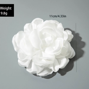 Vue détaillée de la pince à fleurs en tissu 3D blanc 11cm avec étiquettes de taille et poids