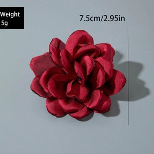 Détail d'une fleur en polyester rouge foncé de 7,5 cm imprimée en 3D à pétales multicouches