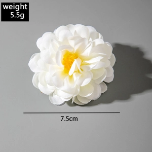 Détail de la fleur en polyester blanc de 7,5 cm avec étamine jaune pour accessoires