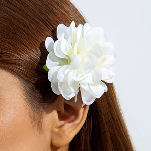 Détail d'une pince à cheveux fleur blanche 3D avec pétales de dahlia en tissu multicouches