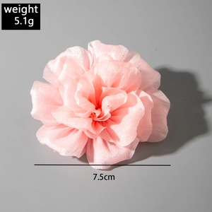 Vue détaillée d'une fleur en tissu imprimé 3D rose de 7,5 cm avec pétales multicouches
