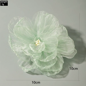 Détail d'une pince à cheveux fleurie vert menthe de 10 cm avec dimensions et poids de 7 g