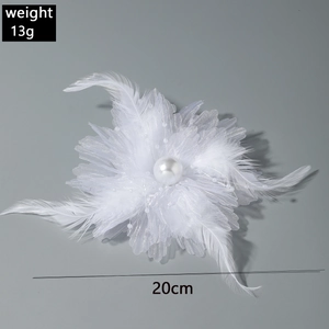 Vue détaillée de la pince à cheveux fleur de 20cm avec plumes blanches et poids de 13g