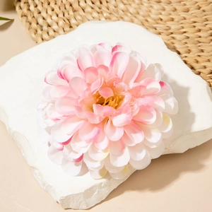 Pince à cheveux dahlia rose imprimée en 3D sous un angle de 45 degrés sur pierre blanche