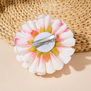Pince à cheveux fleur en polyester 3D avec clip crocodile sur tapis tressé
