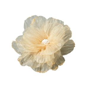 Accessoire cheveux fleur en polyester 3D avec étamines blanches sur un fond blanc