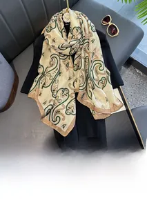 Détail de la texture d'une écharpe en coton et lin beige avec motif cachemire doux