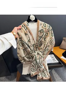 Détail d'un châle paisley léger aux tons terre vintage et texture à franges fines