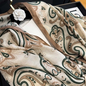 Détail du motif cachemire complexe et de la texture tissée douce de cette écharpe