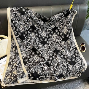 Détail de l'écharpe au motif cachemire en coton et lin doux avec bordure contrastée élégante