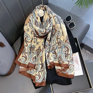 Écharpe élégante à motif cachemire beige et bleu drapée pour un look mode chic