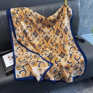 Détail d'un châle léger avec motifs Paisley vintage bleus et orange de style ethnique