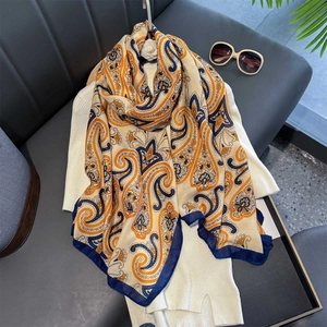 Châle doux à motif paisley bleu marine et orange sur maille blanche pour look de plage