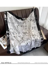 Détail d'un foulard carré en soie artificielle 90x90cm à motif floral vintage