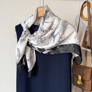 Grand foulard en soie élégant avec imprimés floraux vintage noir et blanc