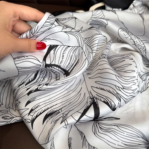 Carré de soie vintage élégant avec motif de feuilles noires sur tissu satiné blanc chic