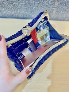 Funkelnde marineblaue Abendtasche mit Strasssteinen, elegantem Goldschleifenverschluss und Kette