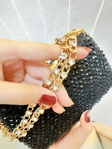 Elegante schwarze Strass-Abendtasche mit goldener, diamantbesetzter Kettenriemen