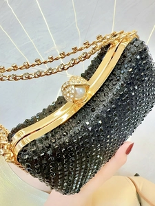Makroaufnahme von schwarzen Kristallen und Perlenverschluss der Abend-Clutch-Tasche