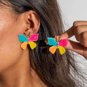 Détail de boucles d'oreilles papillon colorées en émail avec base en alliage doré