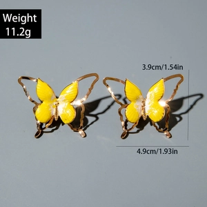 Vue détaillée des boucles d'oreilles papillon émaillées avec dimensions 3,9x4,9 cm
