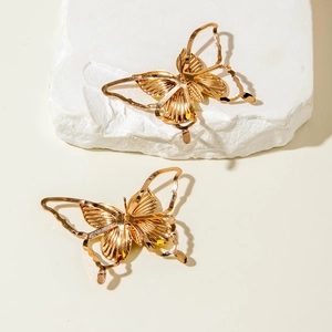 Vue détaillée de l'arrière des boucles d'oreilles papillon dorées évidées à texture