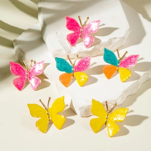 Boucles d'oreilles papillon en émail coloré avec motifs géométriques sur pierre blanche
