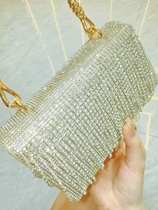 Elegante borsa da sera con strass argento, nappe e raffinato manico in metallo oro